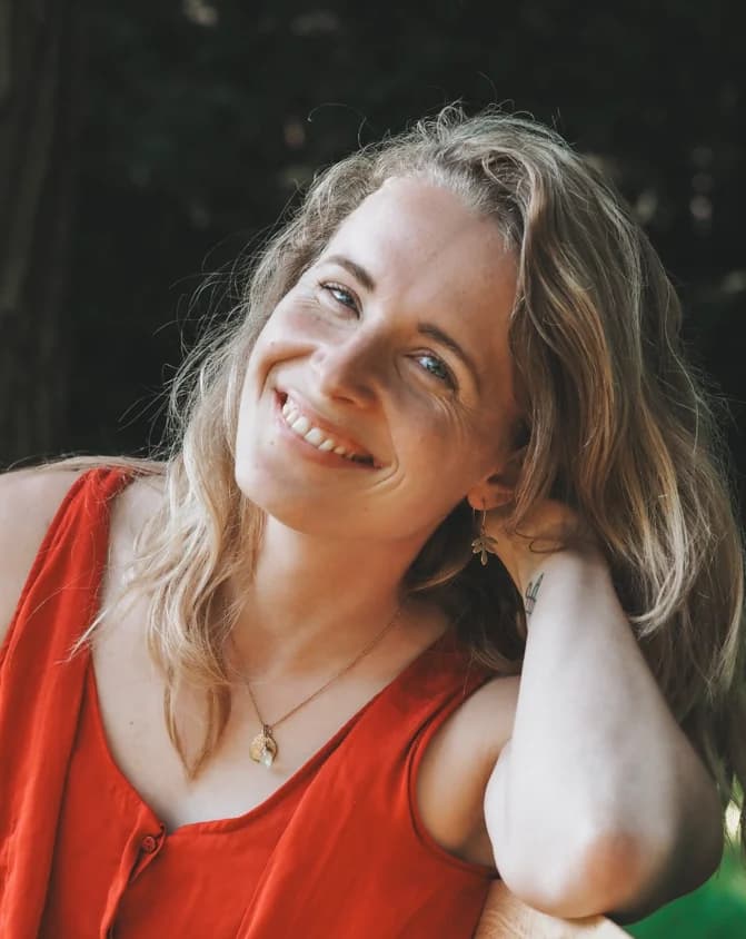Lenneke buiten tussen de bomen