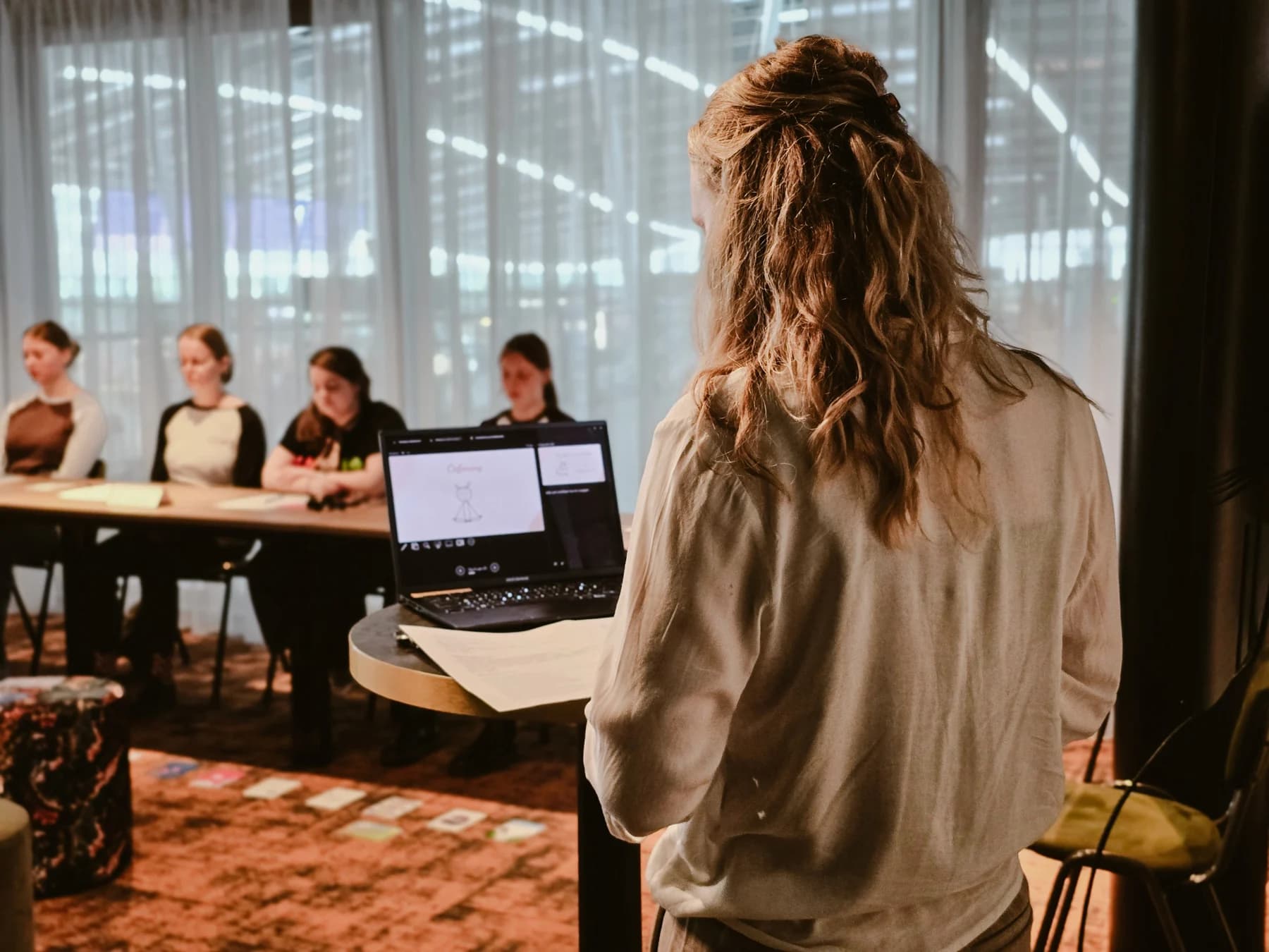 Deelnemers tijdens een workshop van Lenneke