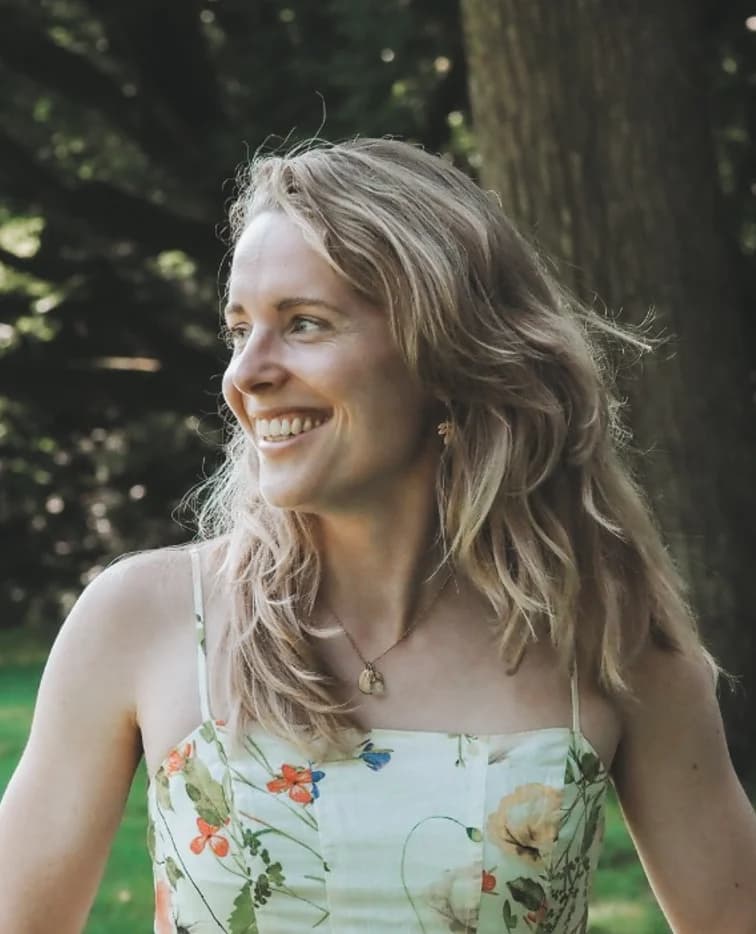 Een lachend portret van Lenneke in de natuur