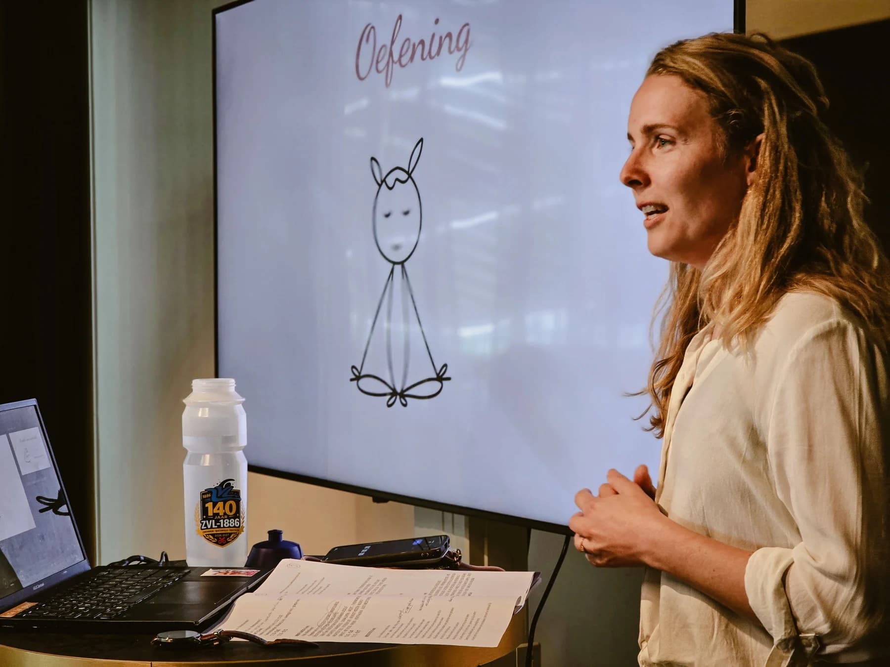 Lenneke geeft uitleg tijdens een mindfulnessoefening
